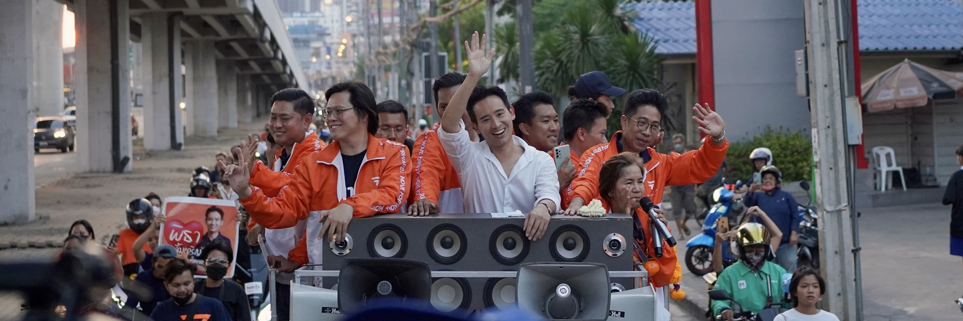 전진당(Move Forward) 당 대표이자 총리 후보인 피타 림자로엔라트(Pita Limjaroenrat)가 2023년 5월 15일 방콕 시청 밖에서 동료 당원 및 지지자들과 함께 승리 퍼레이드를 이끌고 있습니다.